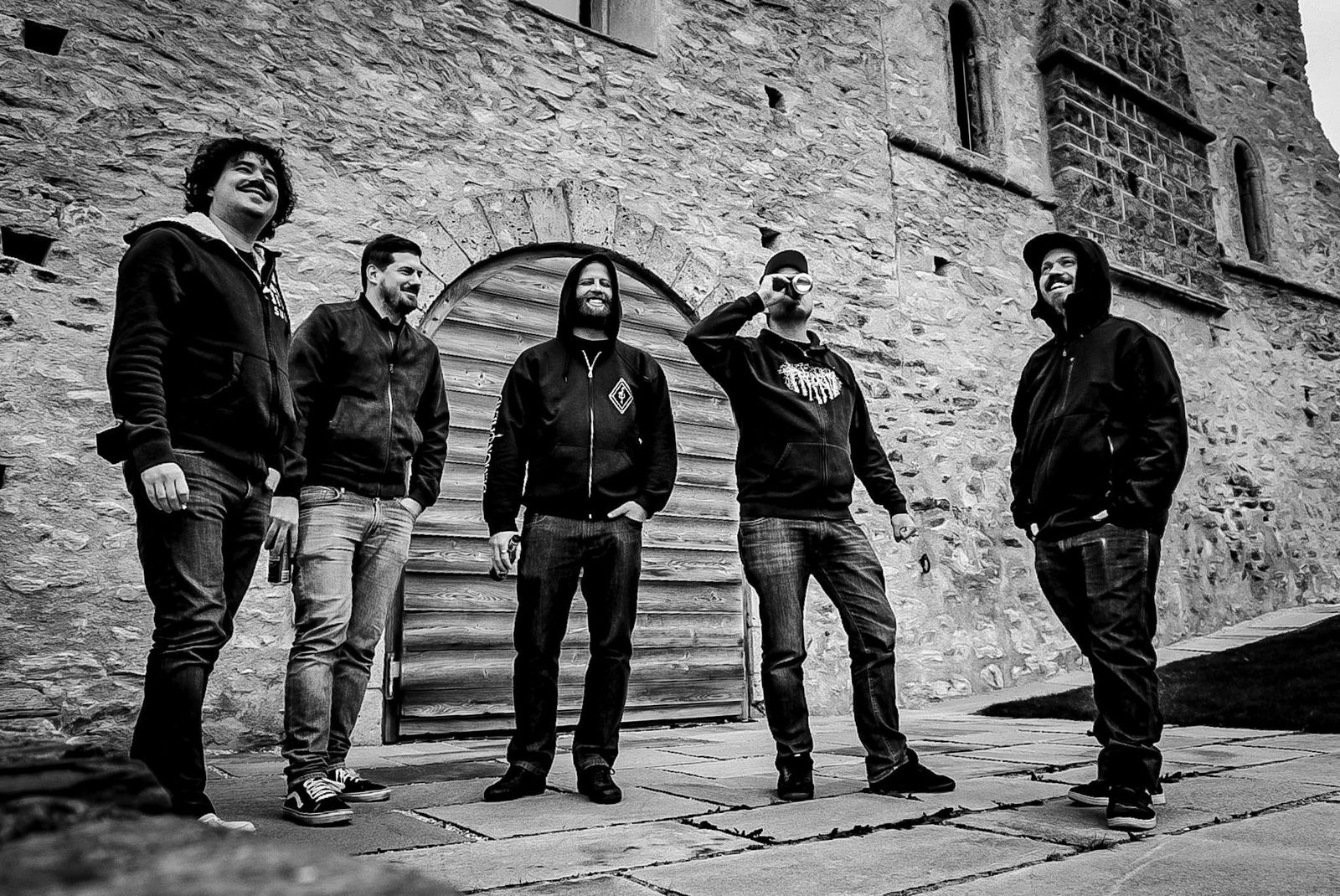 Godless Descent Bandfoto vor einer Burg