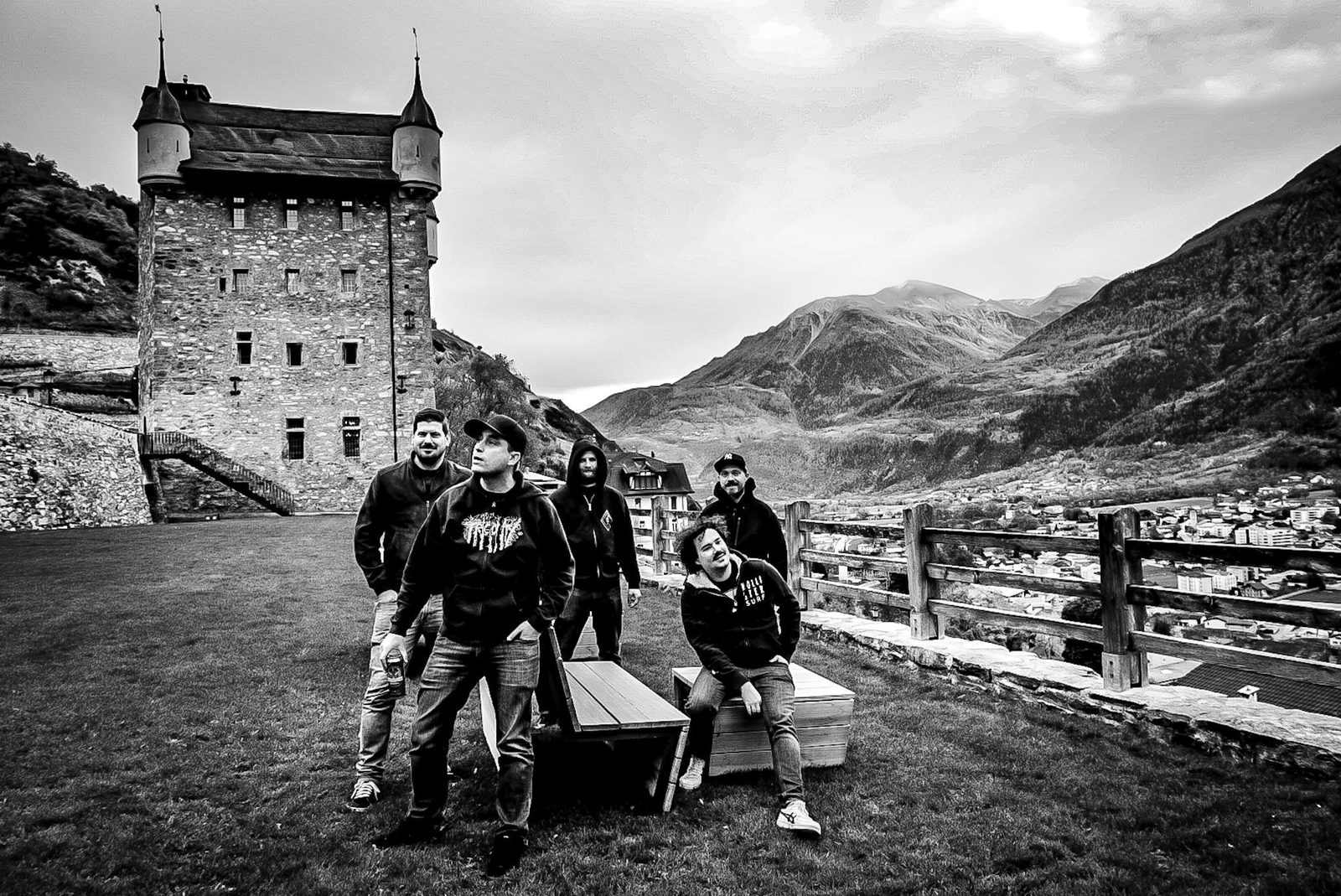 Godless Descent mit Bergpanorama