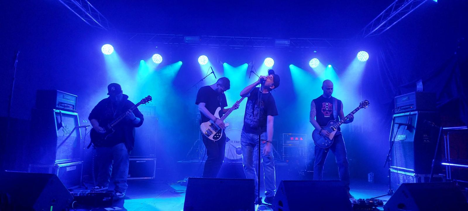 Godless Descent live in blauem Bühnenlicht