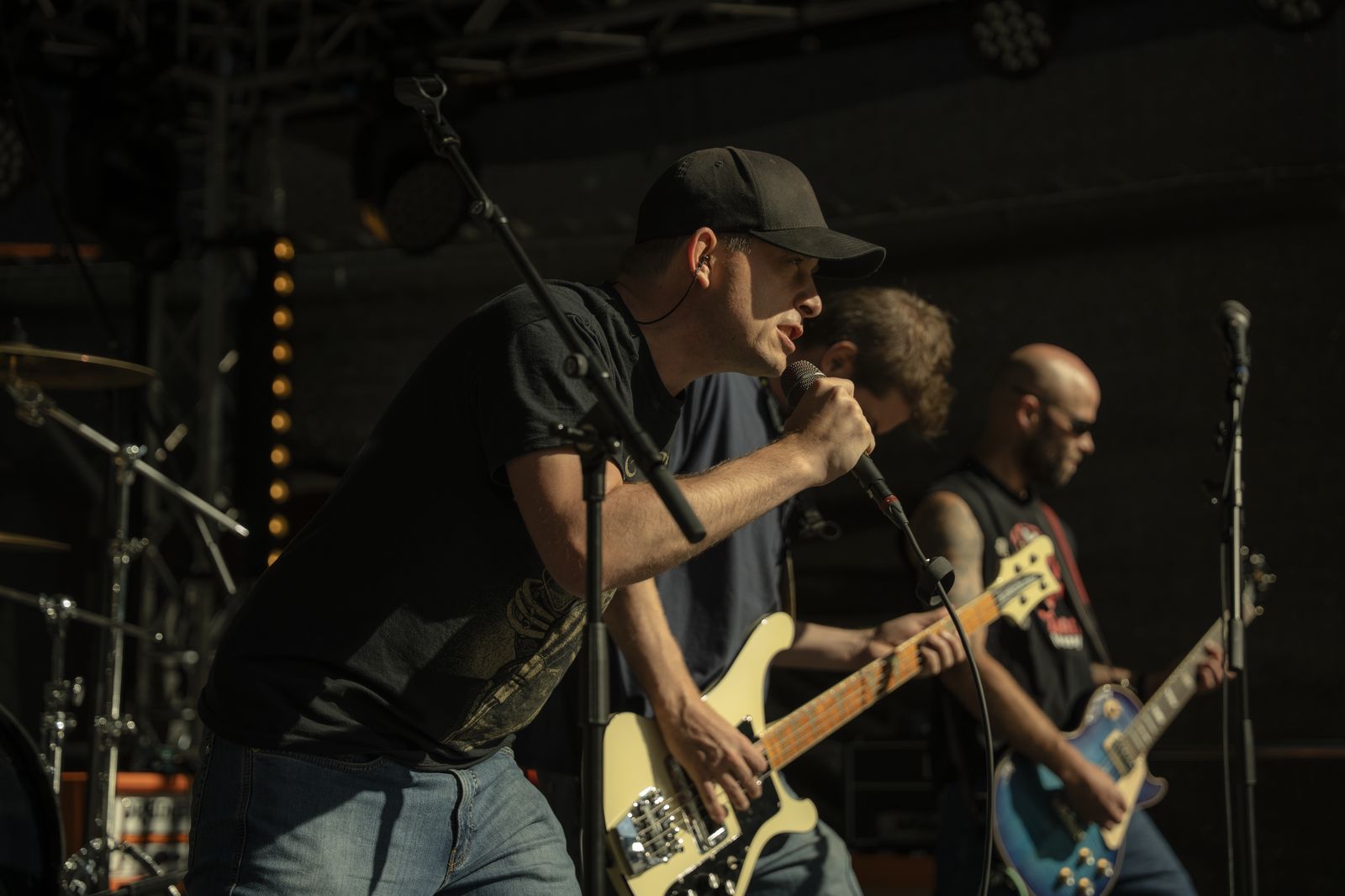 Godless Descent live am Megathon – Sänger Chrigi